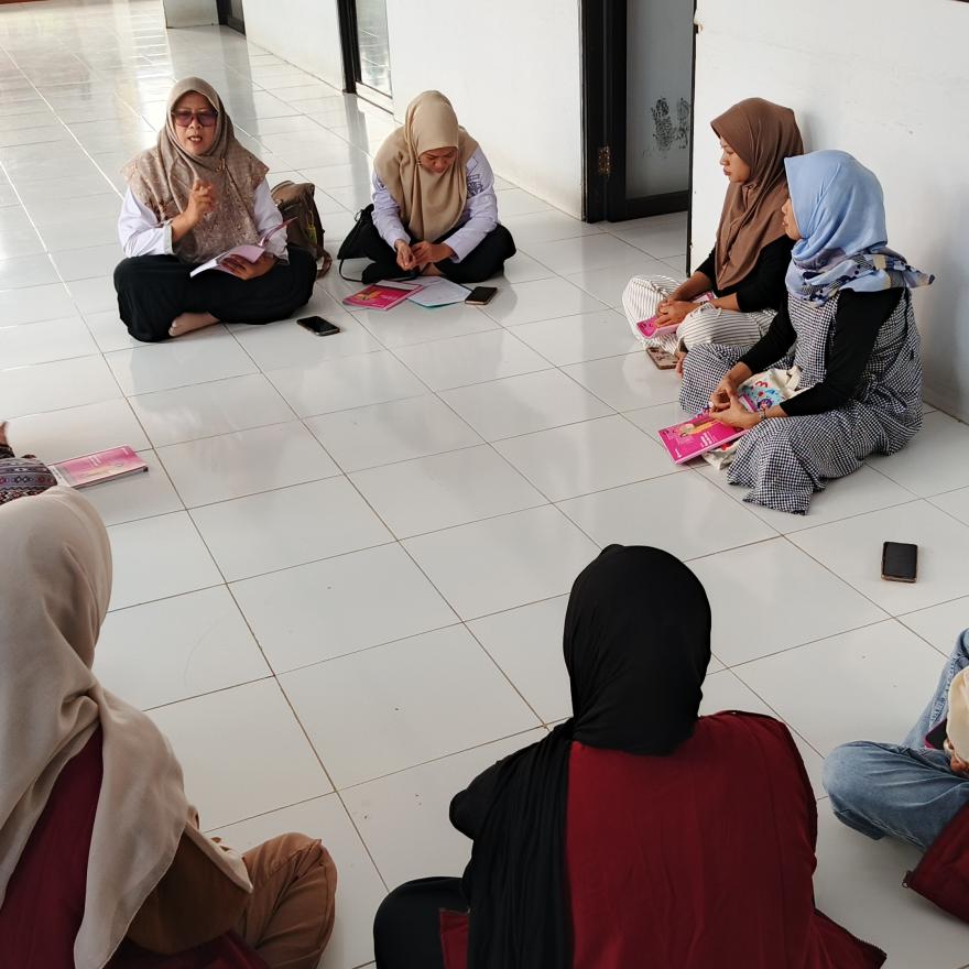 Kelas Ibu Hamil Dilaksanakan di Kantor Desa Inalipue